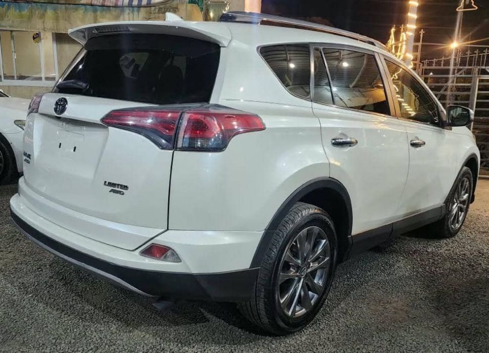 🚘 للبيع تويوتا راف فور موديل 2018_ليميتد(Limited)  وارررررد أمريكي _لون فضي 🩶
السعر: 14,000 دولار