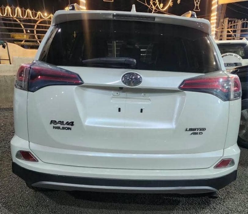 🚘 للبيع تويوتا راف فور موديل 2018_ليميتد(Limited)  وارررررد أمريكي _لون فضي 🩶
السعر: 14,000 دولار
